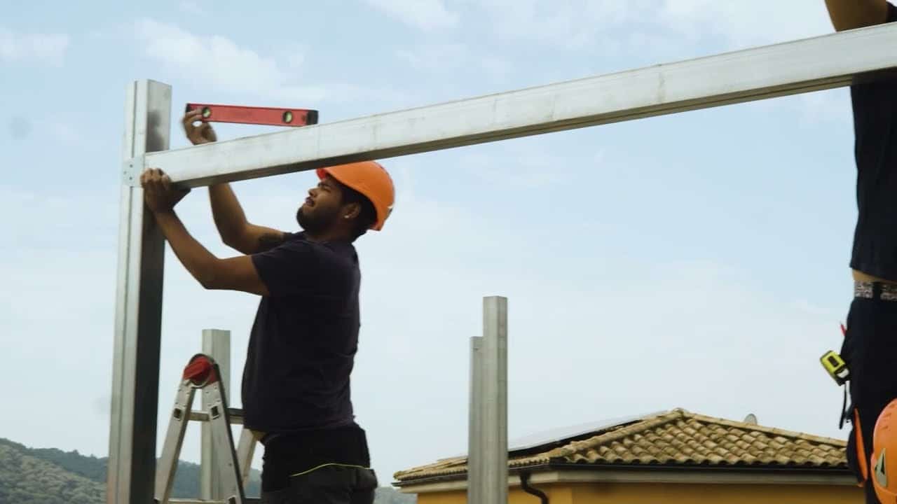 operarios montando estructura de starmodul