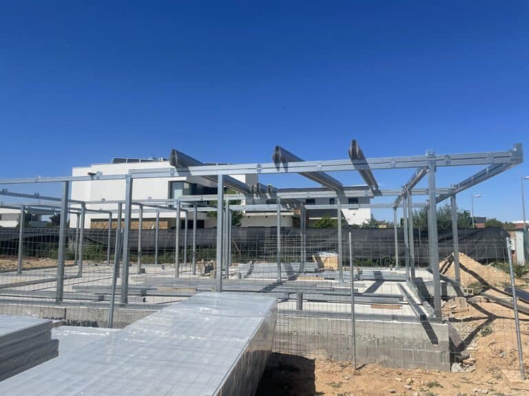 Vivienda de estructura metalica y con panel sandwich