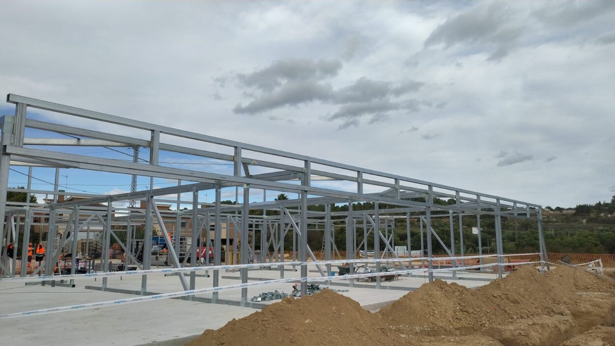 Una estructura metalica con uniones atornilladas.