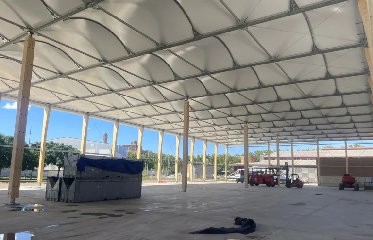 Grande couverture démontable sur structure métallique dans un parc des expositions à lleida