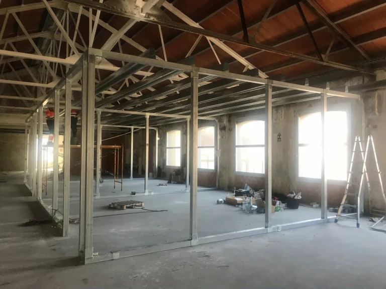 Structure intérieure starmodul pour salles de classe dans un bâtiment existant à barcelona