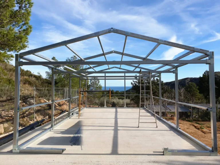 Pergole e portici metallici 40 Struttura metallica starmodul a due falde montata su una terrazza