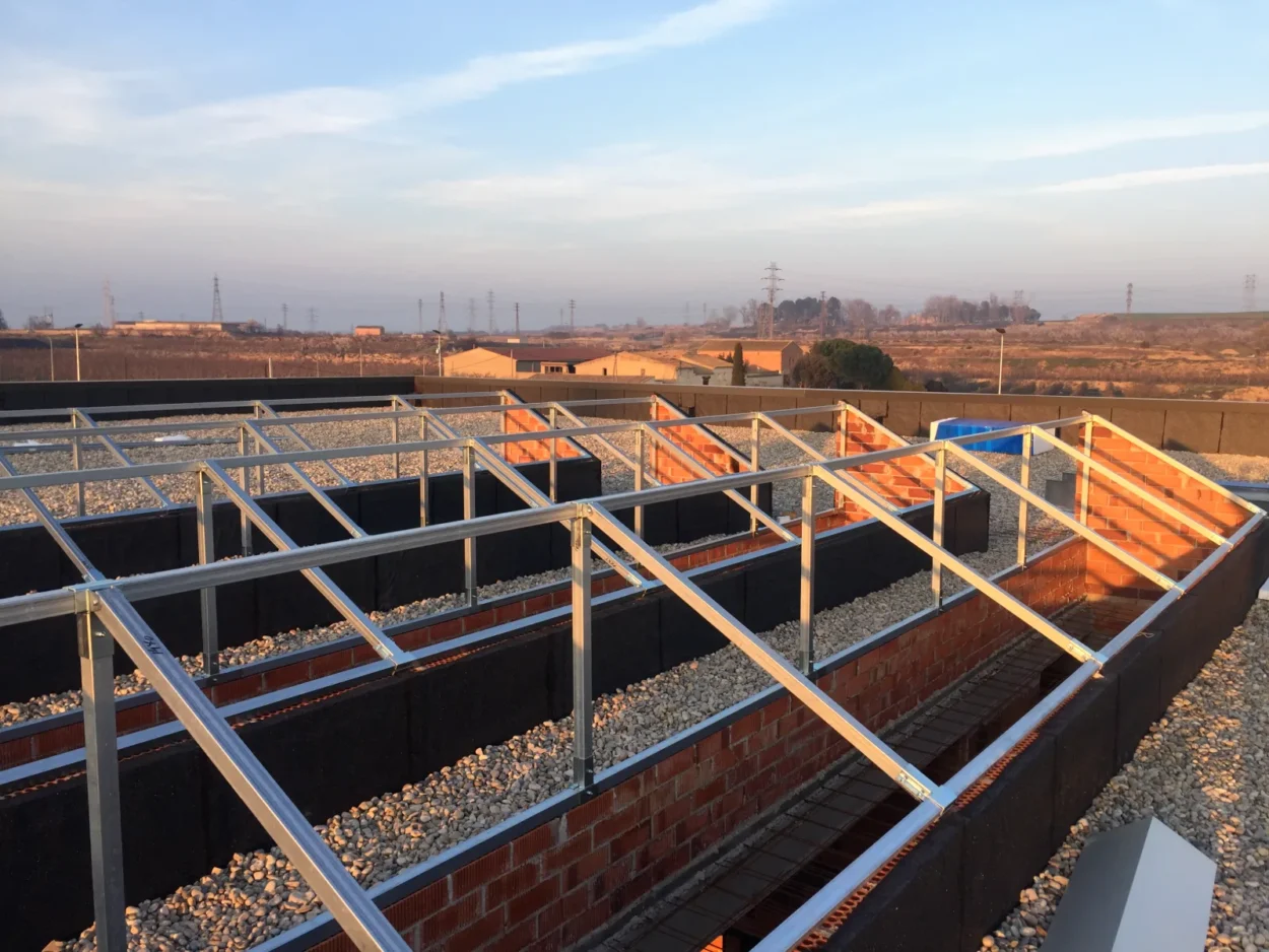 Estructures per a panells solars 1 Estructura de tub starmodul per a plaques solars sobre coberta plana