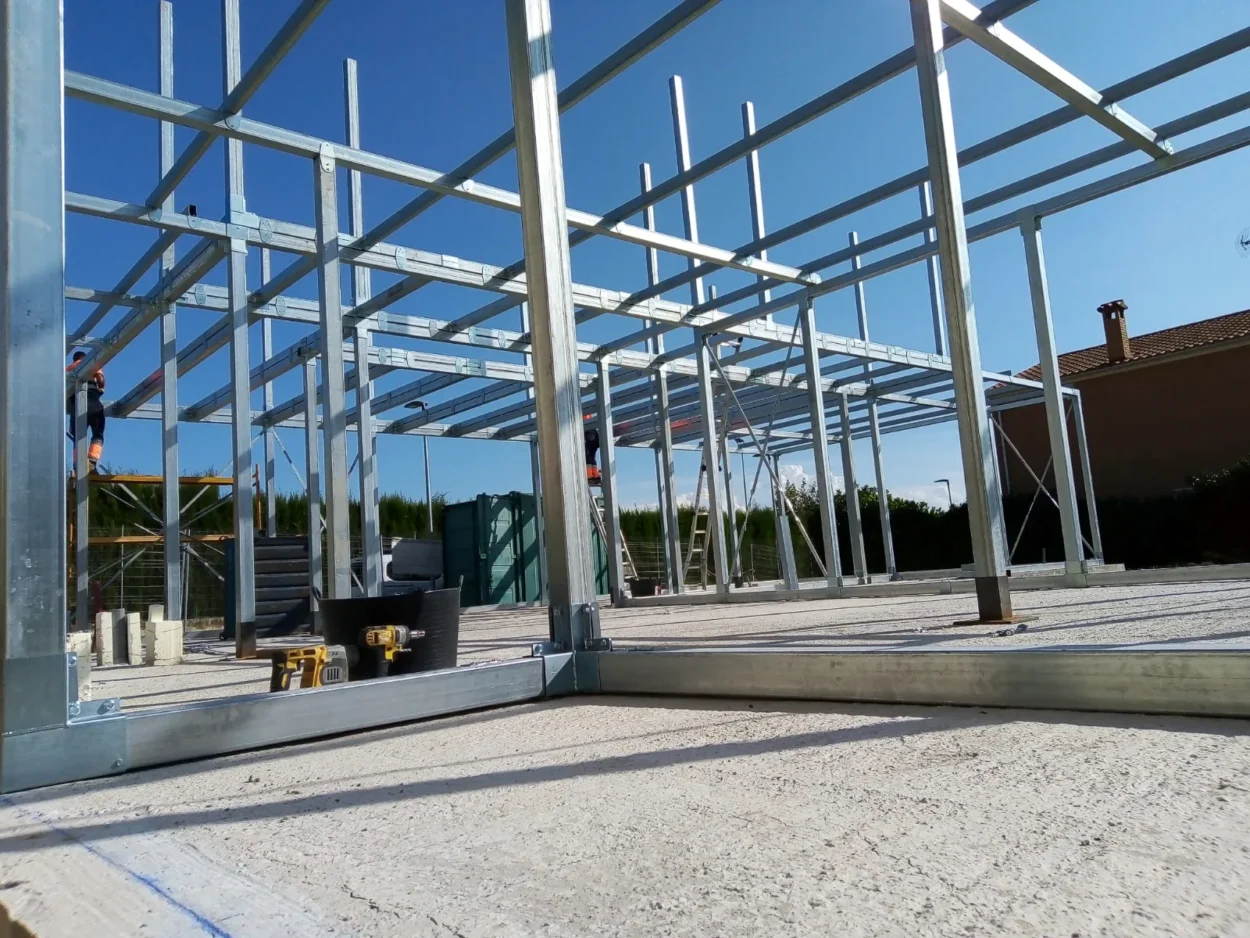 Estructures per a panells solars 3 Estructura starmodul muntada abans de la coberta – una altra vista