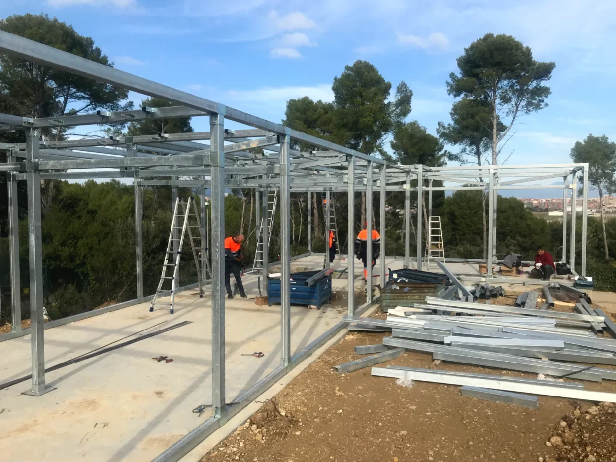 Estructures per a panells solars 17 Estructura de tub galvanitzat d'un habitatge starmodul en muntatge sobre la llosa