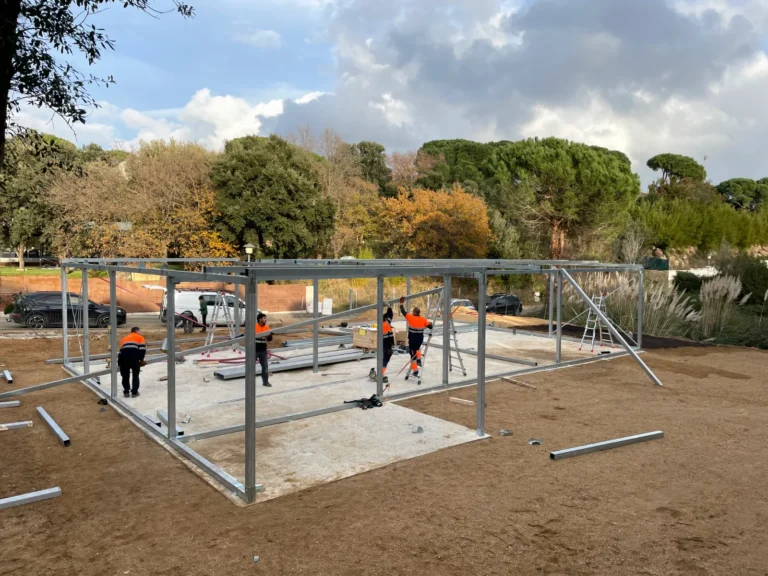 Assemblage de structures en acier 23 Ossature en tube galvanisé d'une maison starmodul en montage sur la dalle à girona – vue d’ensemble