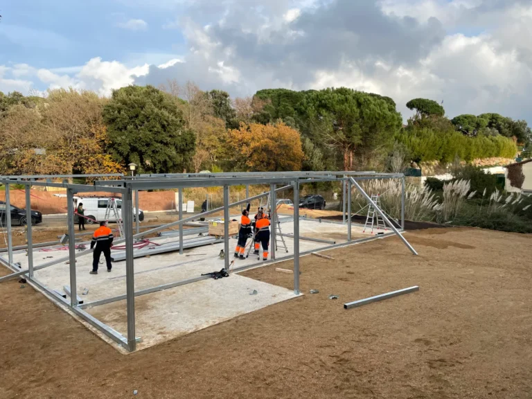 Assemblage de structures en acier 24 Ossature en tube galvanisé d'une maison starmodul en montage sur la dalle à girona – autre vue