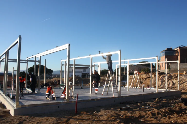 Assemblage de structures en acier 21 Ossature en tube galvanisé d'une maison starmodul en montage sur la dalle à la roca del vallès (barcelona) – vue d’ensemble