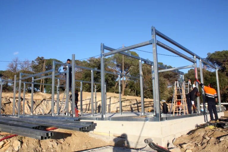 Assemblage de structures en acier 22 Ossature en tube galvanisé d'une maison starmodul en montage sur la dalle à la roca del vallès (barcelona) – autre vue