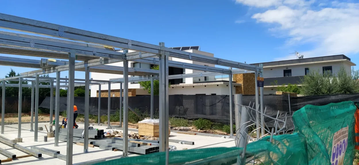 Estructures per a panells solars 14 Estructura de tub galvanitzat d'un habitatge starmodul en muntatge sobre la llosa a lleida