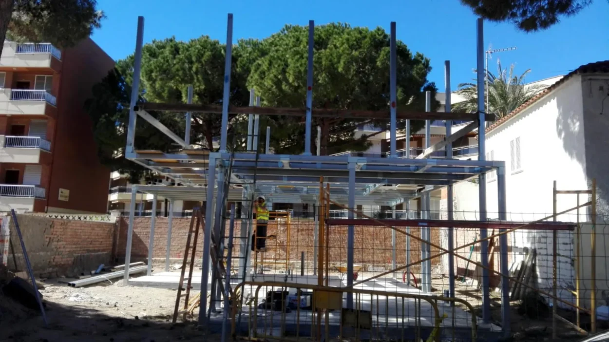 Assemblage de structures en acier 12 Ossature en tube galvanisé d'une maison starmodul en montage sur la dalle à vilafortuny (tarragona)