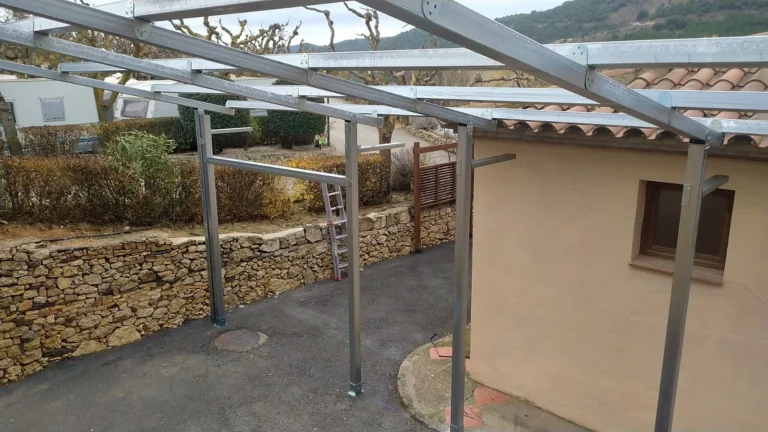 Estructures per a panells solars 27 Marquesina metàl·lica starmodul per a plaques solars en un càmping – vista general