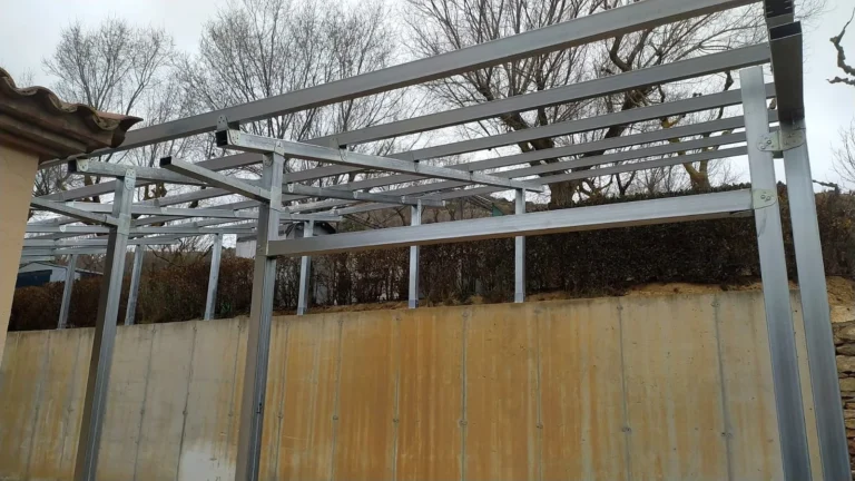 Estructures per a panells solars 28 Marquesina metàl·lica starmodul per a plaques solars en un càmping – una altra vista