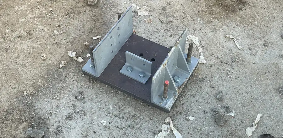 Naves con pórticos ipe atornillados 17 Placas base de los pilares sobre la cimentación