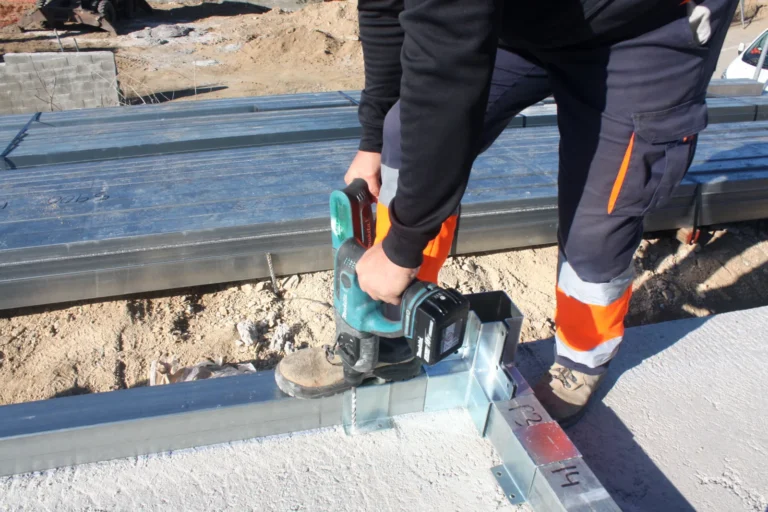 Montaje de un kit starmodul: tubo galvanizado 100×100 cortado y etiquetado, unión atornillada y paquetes de tubo al fondo