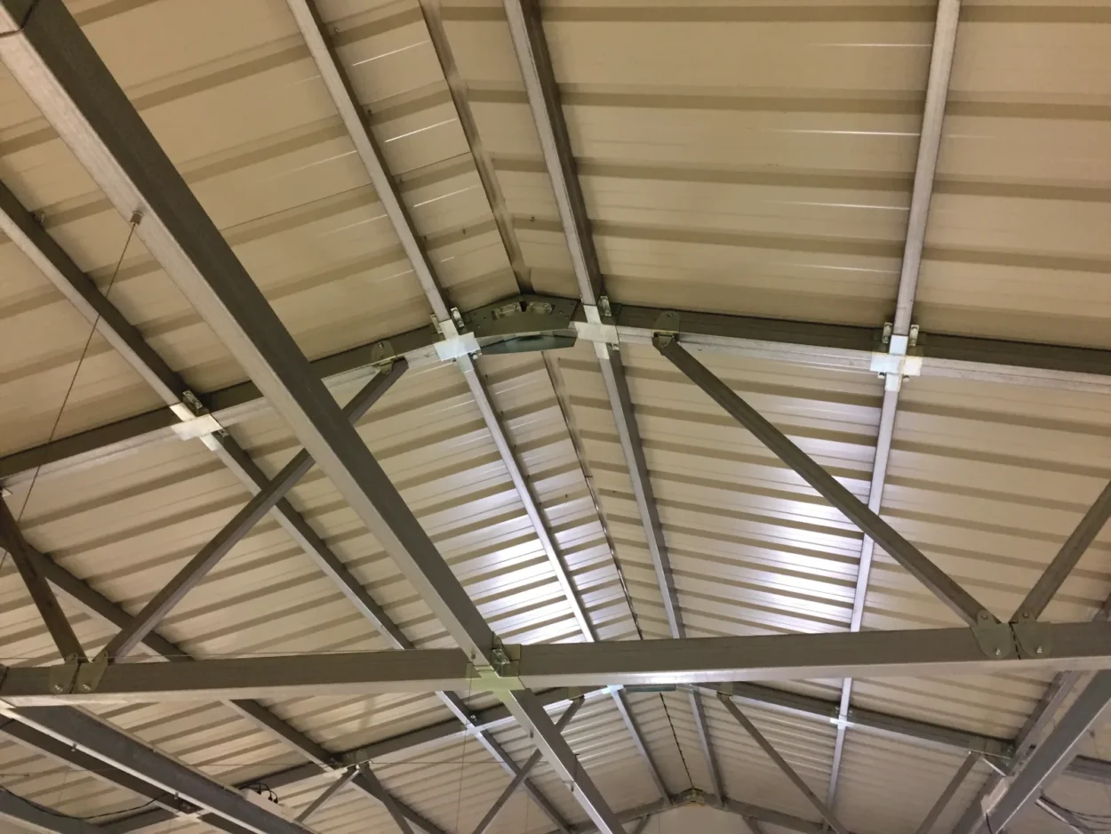 Blog 1 Intérieur de hangar avec fermes en tube galvanisé boulonnées starmodul à faura (valencia)