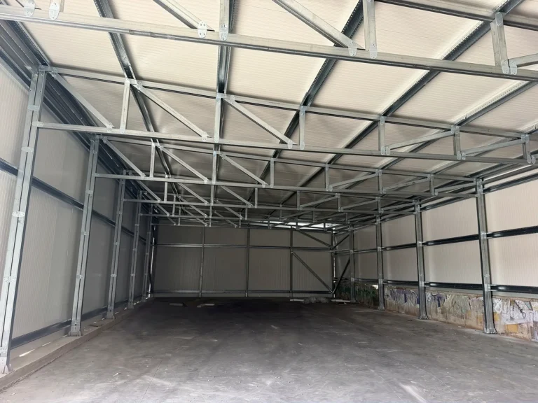 Intérieur de hangar avec fermes en tube galvanisé boulonnées starmodul à valls (tarragona)