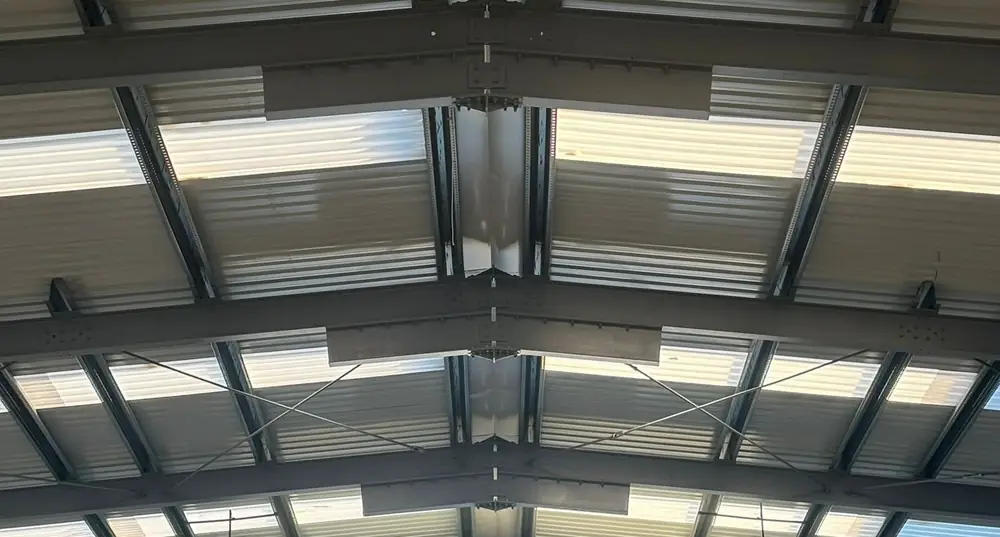 Naves con pórticos ipe atornillados 13 Cubierta de panel sándwich terminada sobre pórticos ipe
