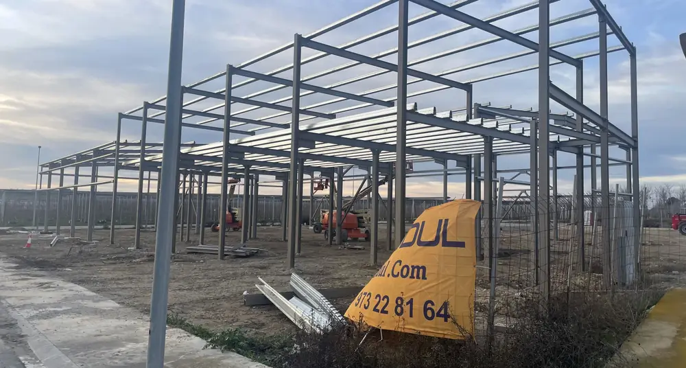 Naves con pórticos ipe atornillados 16 Nave industrial ipe de torre-serona en montaje