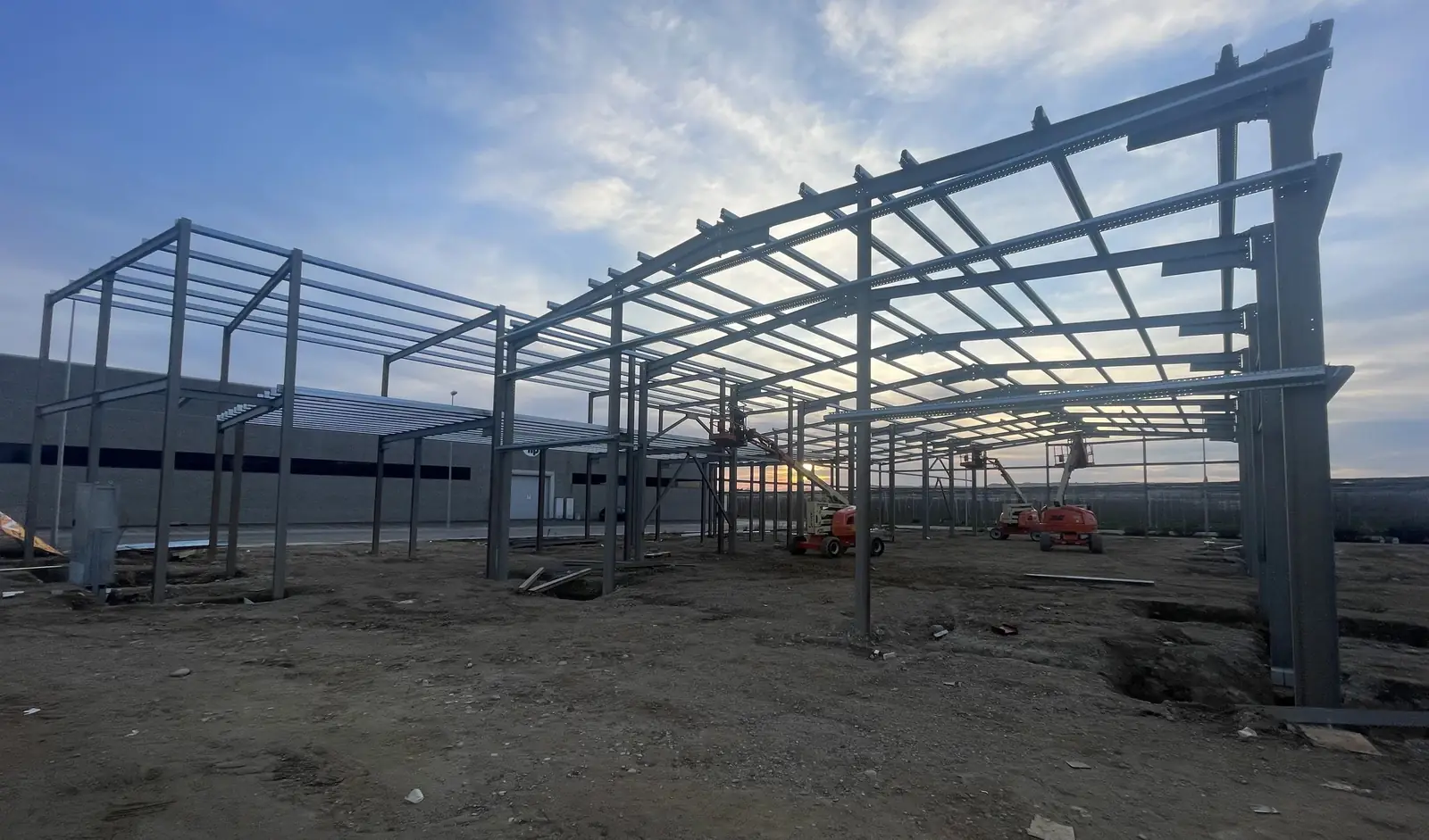 Nave industrial con pórticos de perfil ipe atornillados en montaje