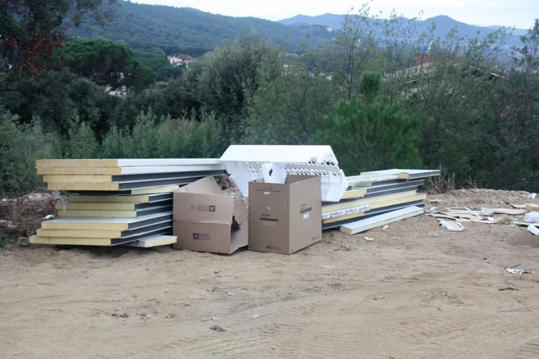 Assemblage de structures en acier 16 Panneaux de bardage stockés sur chantier avant la pose à la roca del vallès (barcelona)