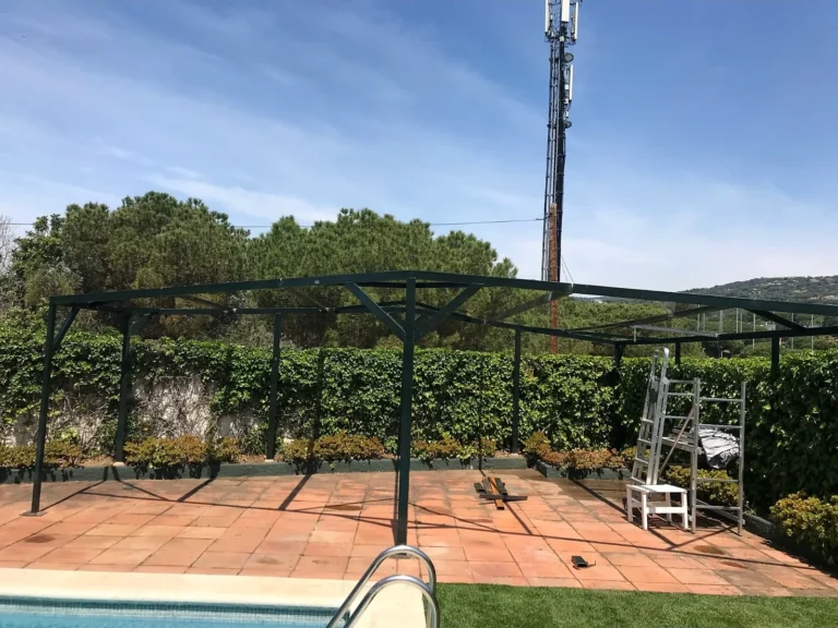 Pergole e portici metallici 36 Pergola metallica starmodul in giardino con piscina