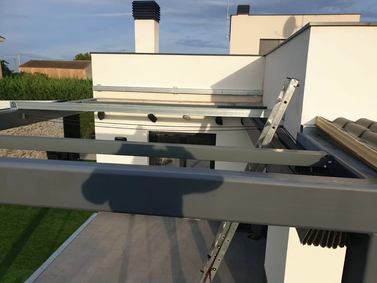 Pergole e portici metallici 50 Pergola metallica starmodul sulla terrazza di una casa a tornabous (lleida)