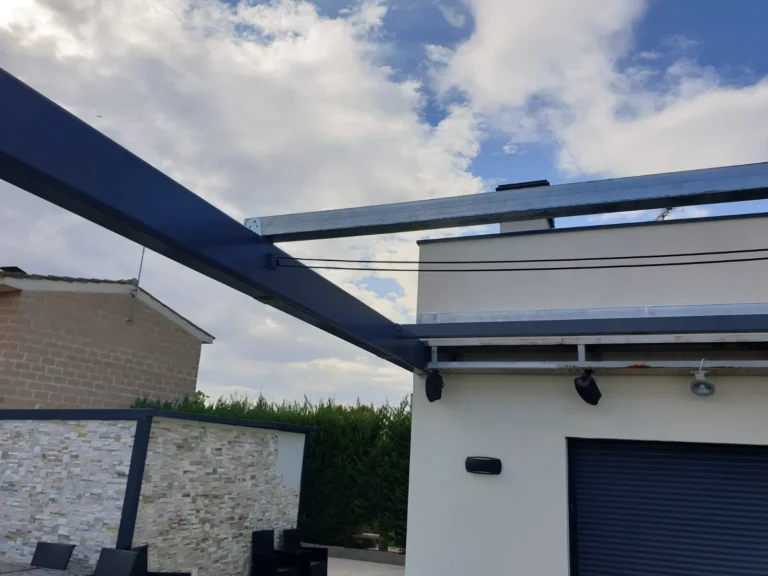 Pergole e portici metallici 46 Portico addossato con struttura in tubo zincato starmodul e copertura a pannelli – altra vista
