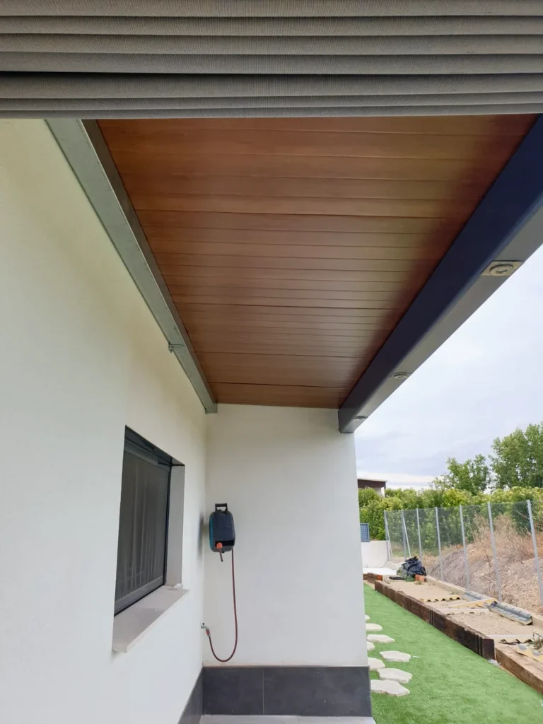 Pergole e portici metallici 15 Portico addossato con struttura in tubo zincato starmodul e copertura a pannelli – altra vista