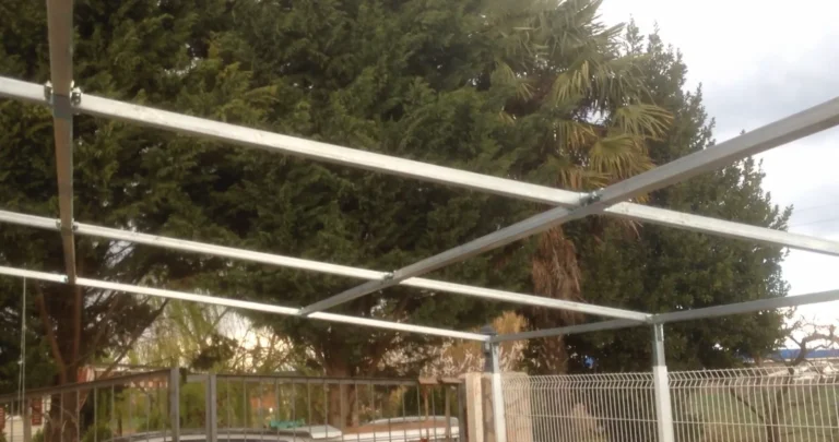 Pergole e portici metallici 49 Portico addossato con struttura in tubo zincato starmodul e copertura a pannelli – vista 4