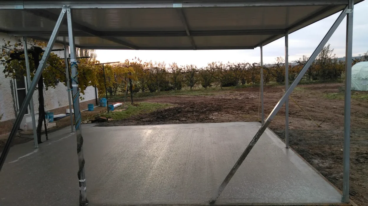 Pergole e portici metallici 13 Portico addossato con struttura in tubo zincato starmodul e copertura a pannelli – dettaglio