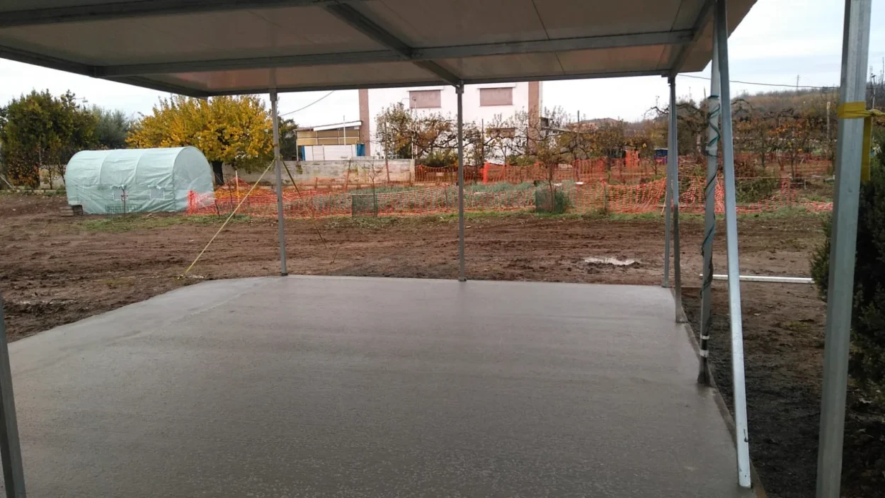 Pergole e portici metallici 29 Portico addossato con struttura in tubo zincato starmodul e copertura a pannelli – vista 5