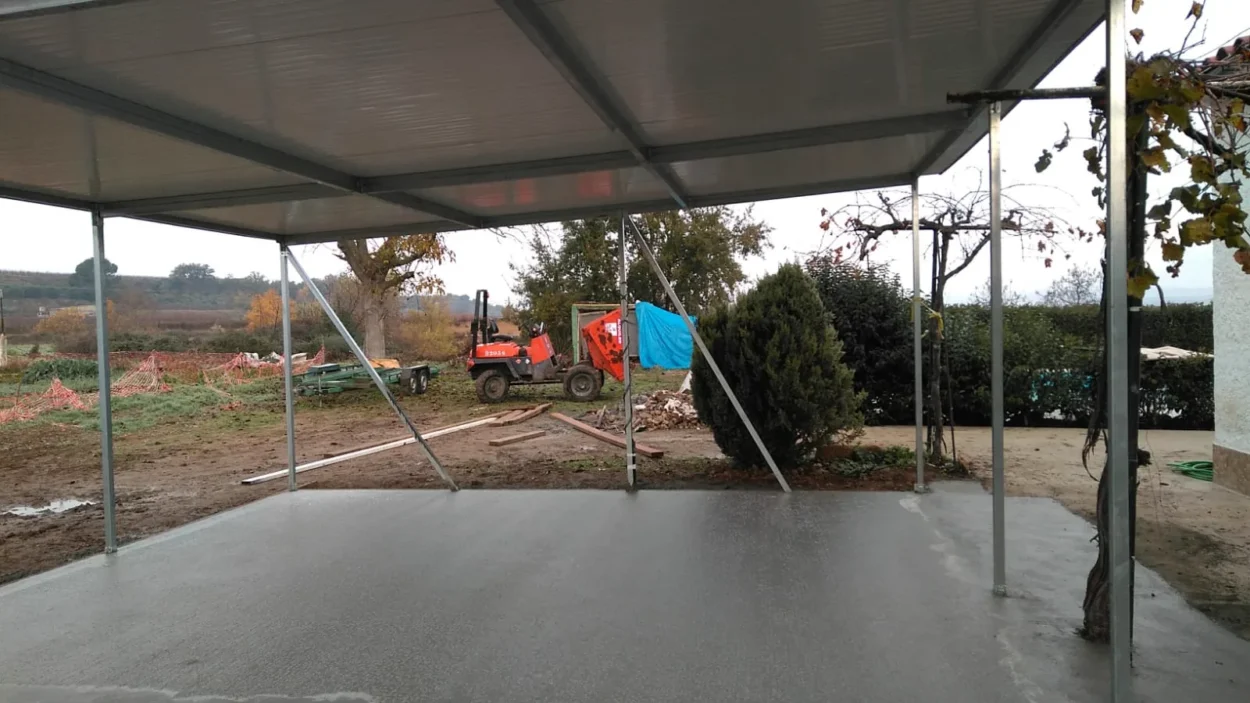 Pergole e portici metallici 21 Portico addossato con struttura in tubo zincato starmodul e copertura in pannello