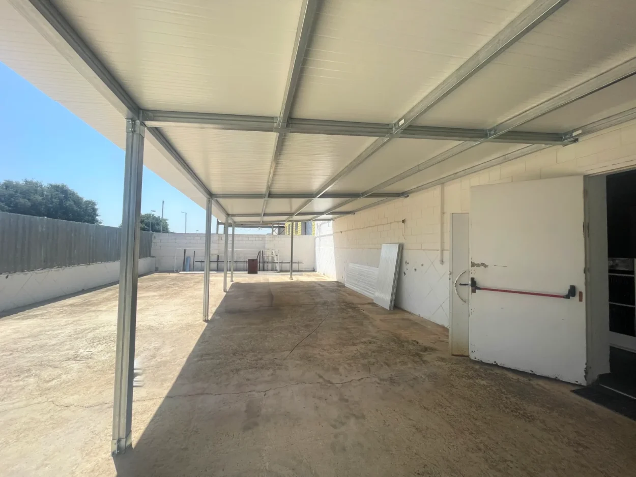 Pergole e portici metallici 17 Portico addossato con struttura in tubo zincato starmodul e copertura a pannelli