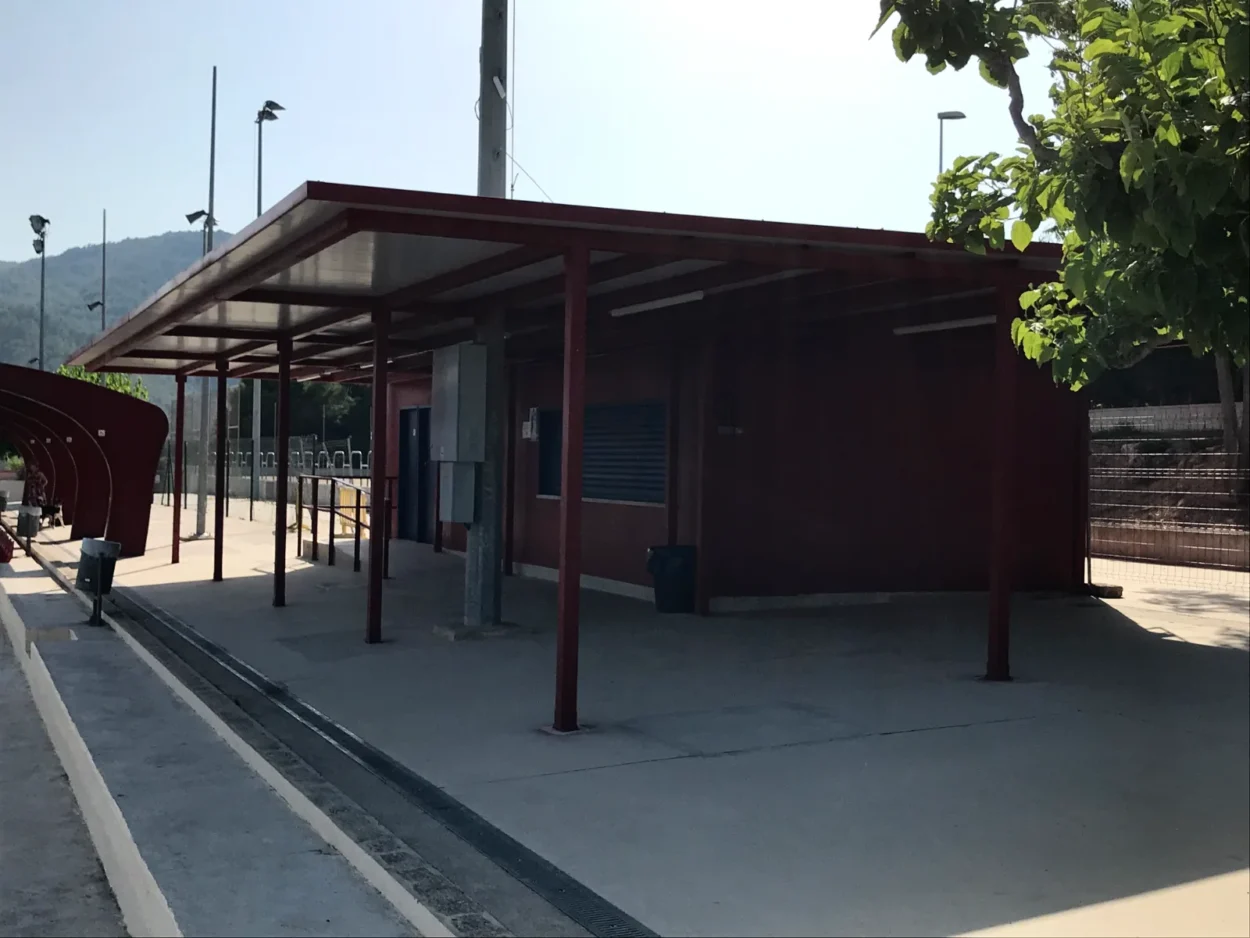 Pergole e portici metallici 27 Portico e spogliatoi con struttura metallica starmodul accanto a un campo da calcio a alcover (tarragona)