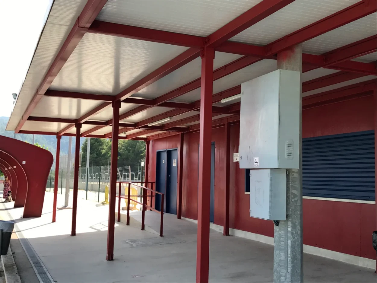 Pergole e portici metallici 1 Portico e spogliatoi con struttura metallica starmodul accanto a un campo da calcio a alcover (tarragona) – altra vista