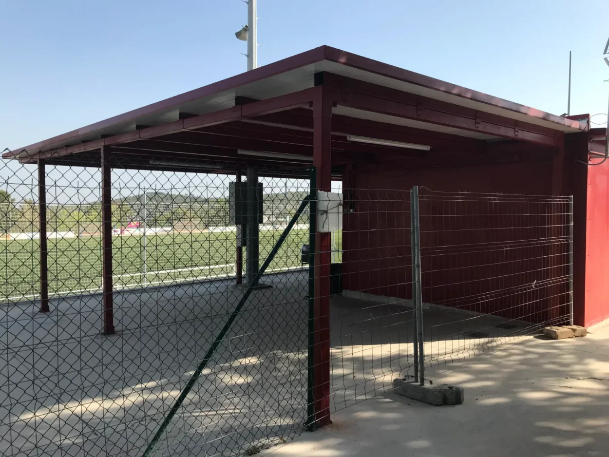 Pergole e portici metallici 22 Portico e spogliatoi con struttura metallica starmodul accanto a un campo da calcio a alcover (tarragona)