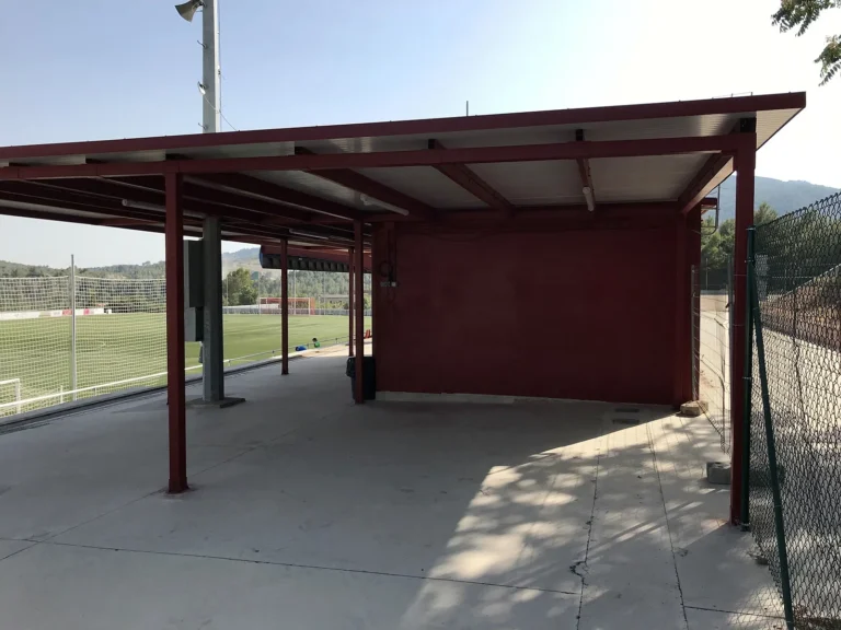 Pergole e portici metallici 38 Portico e spogliatoi con struttura metallica starmodul accanto a un campo da calcio a alcover (tarragona) – vista d’insieme