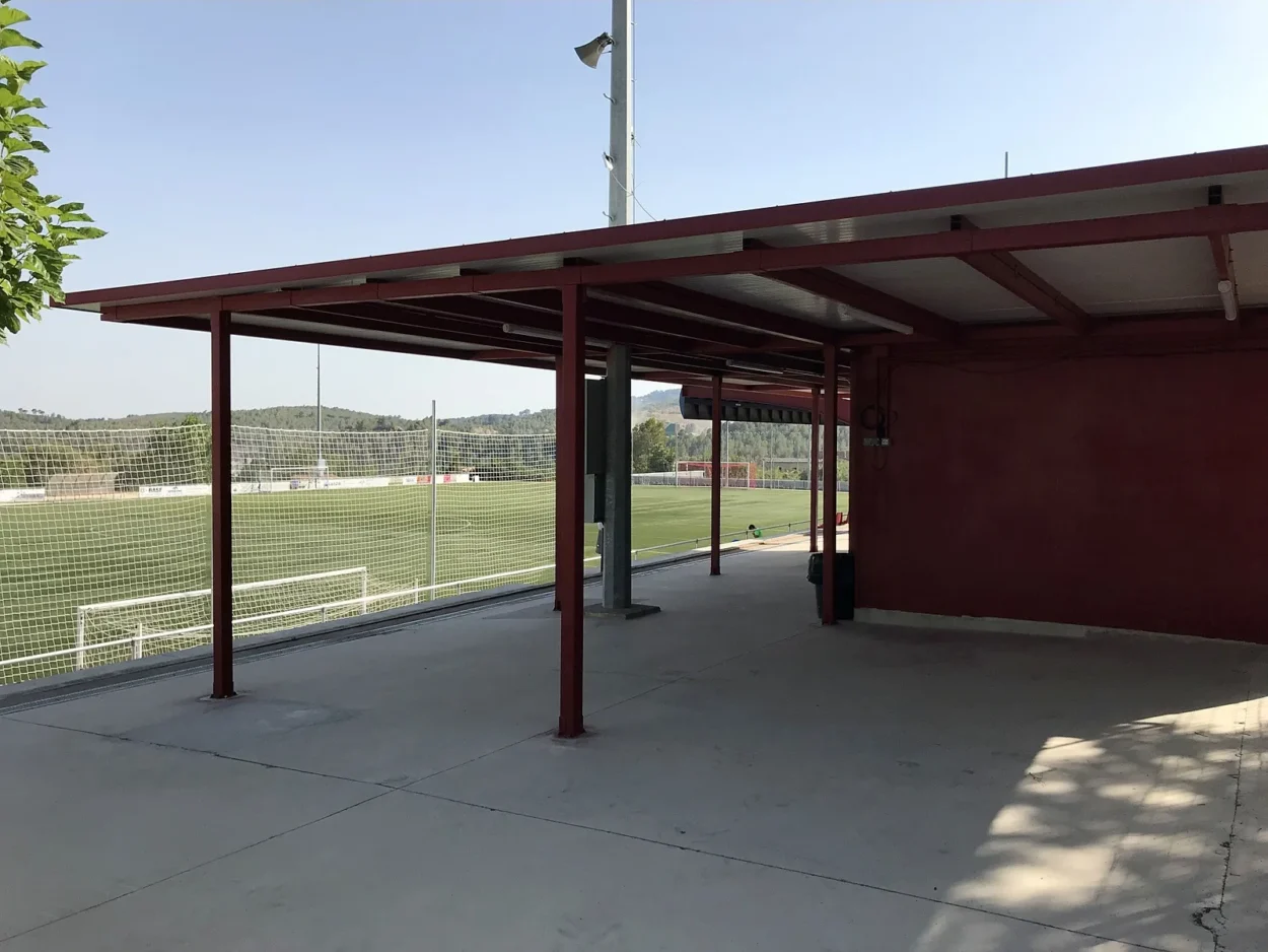 Pergole e portici metallici 24 Portico e spogliatoi con struttura metallica starmodul accanto a un campo da calcio a alcover (tarragona)