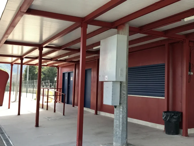Pergole e portici metallici 39 Portico e spogliatoi con struttura metallica starmodul accanto a un campo da calcio a alcover (tarragona) – altra vista