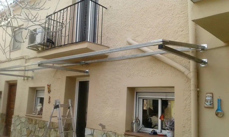 Pergole e portici metallici 42 Portico sulla facciata di una casa con struttura starmodul in montaggio a almacelles (lleida)