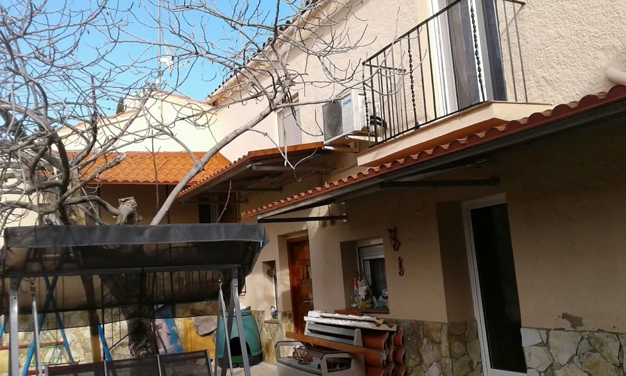 Pergole e portici metallici 28 Portico sulla facciata di una casa con struttura starmodul in montaggio a almacelles (lleida)