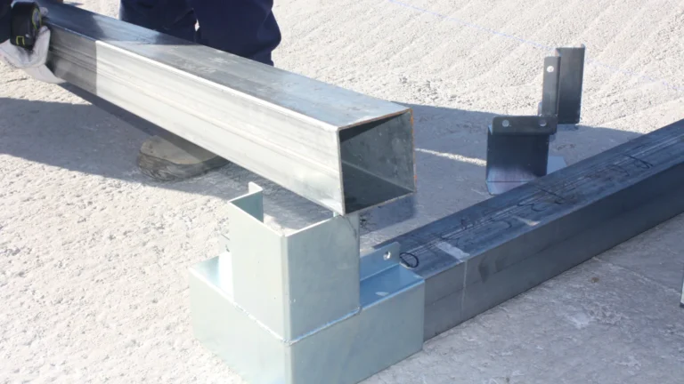 Tubo galvanizado 100×100 entrando en una unión StarModul durante el montaje de un kit