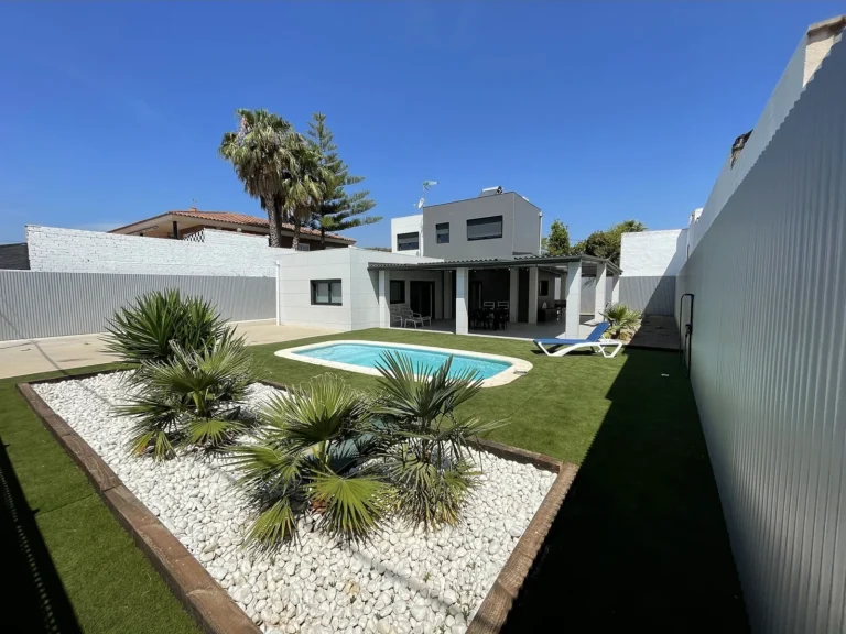 Maison à structure starmodul avec jardin et piscine